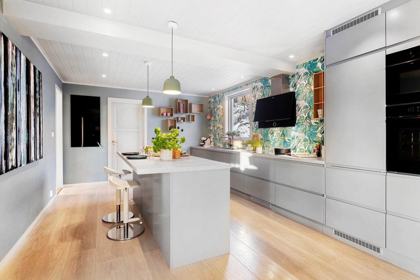 Kjøkkenet har moderne innredning med slette fronter og benkeplate i laminat. Galleribilde