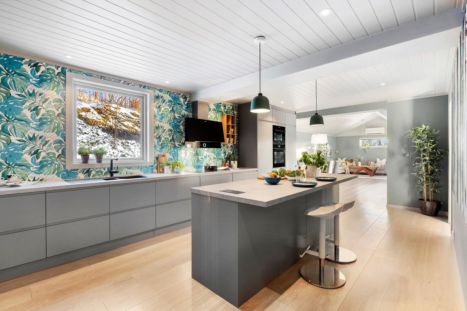 Kjøkkenøya blir fort et sosialt samlingspunkt og er et perfekt sted for hverdagsfrokoster eller en rask kaffekopp. Galleribilde