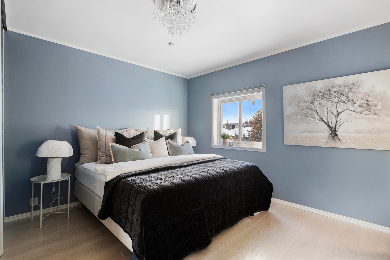 Her er det god plass til dobbeltseng med tilhørende nattbord. Langs den ene veggen er det skyvedørsgarderobe. Galleribilde