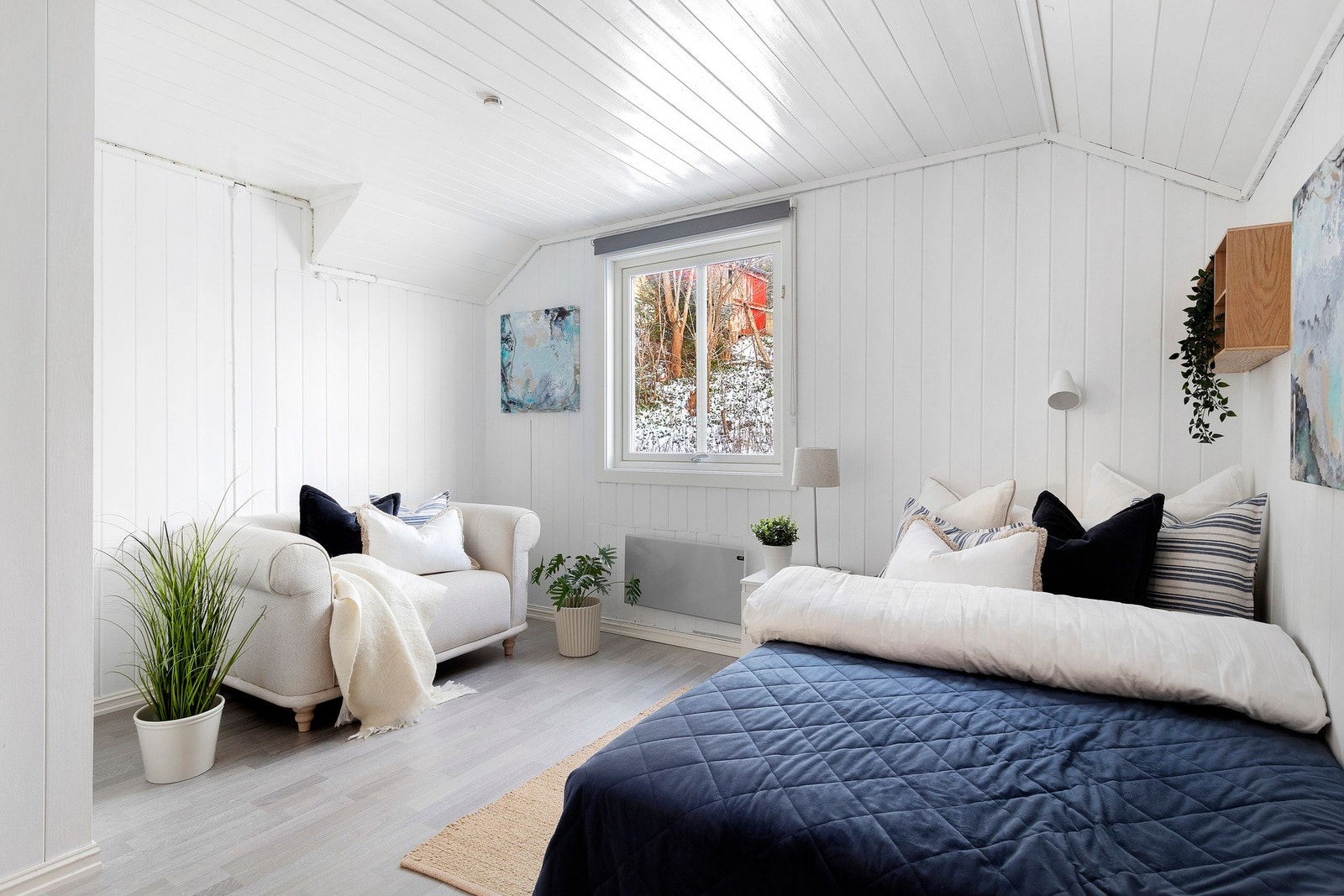 To av boligens tre soverom ligger i 2. etasje. Galleribilde