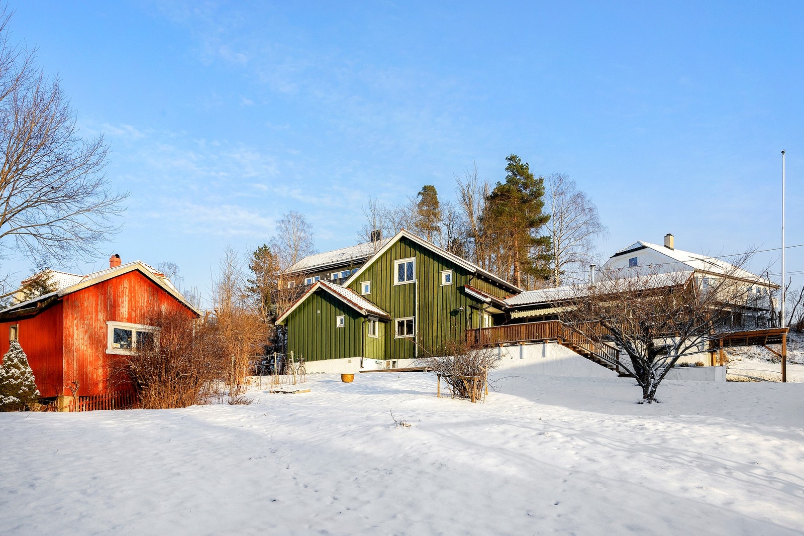 Eiendommen er på 1329 kvm med massevis av boltreplass for hele familien. Galleribilde
