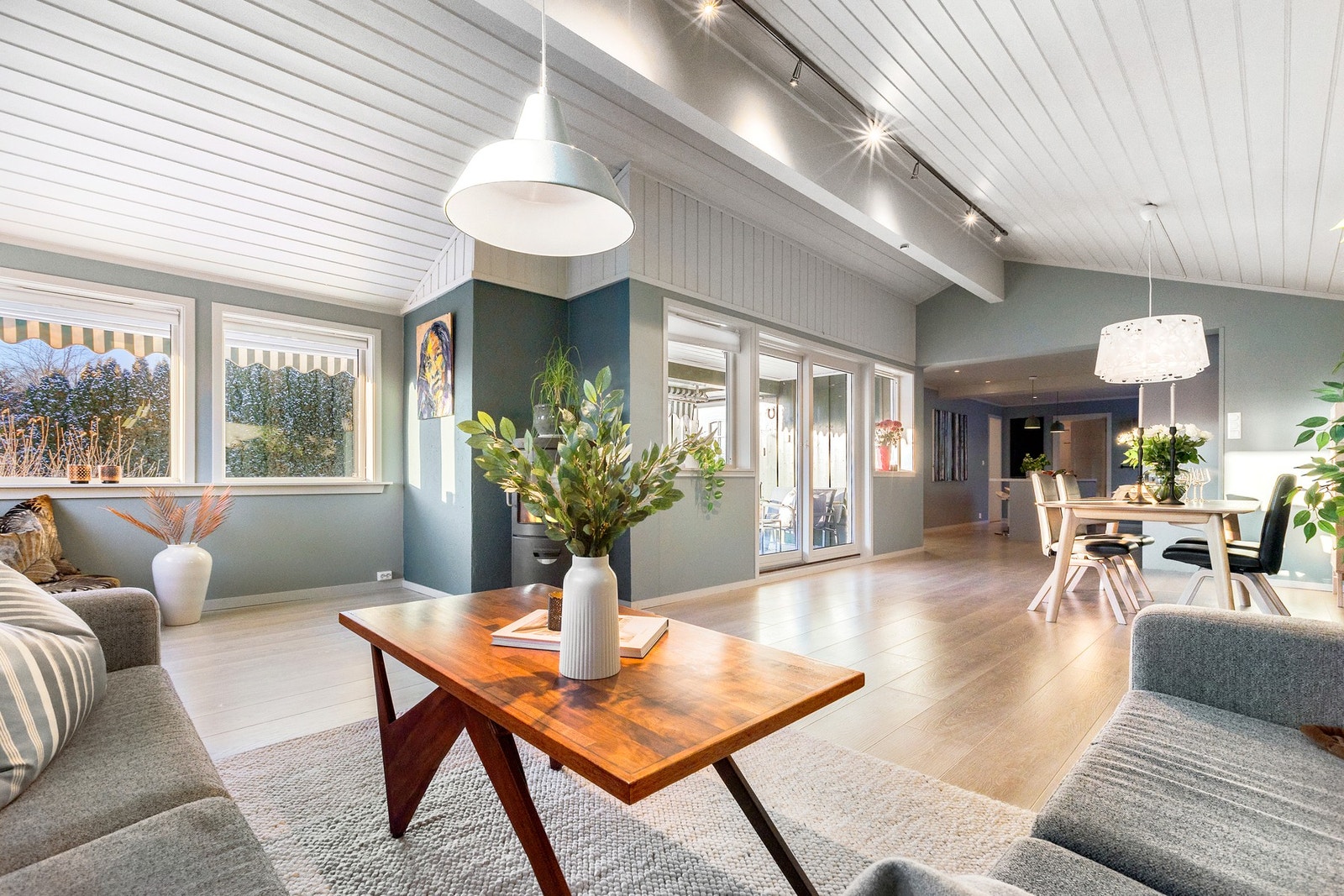 Stuen har generøs takhøyde som gjør at rommet oppleves som luftig. Galleribilde