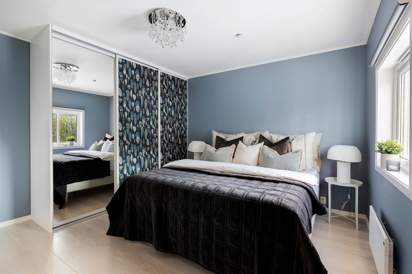 Boligen har totalt tre soverom. Dette er hovedsoverommet som ligger i 1. etasje. Galleribilde