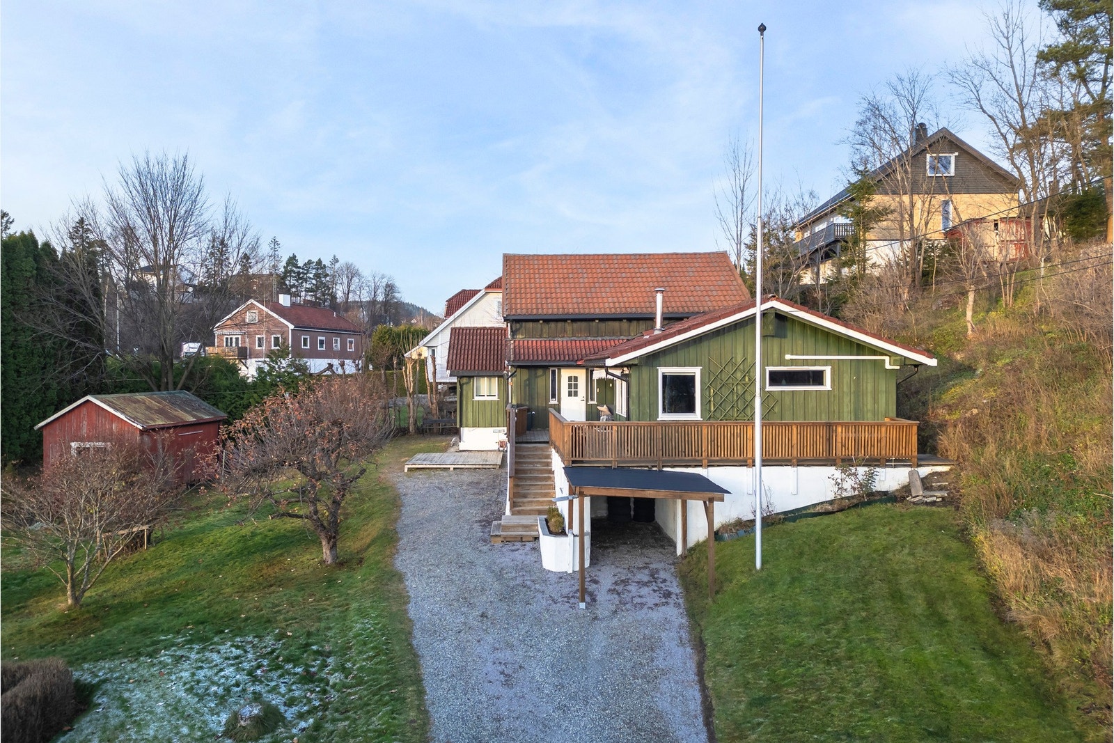 I hagen er det flaggstang for bursdager og andre flaggdager. Galleribilde