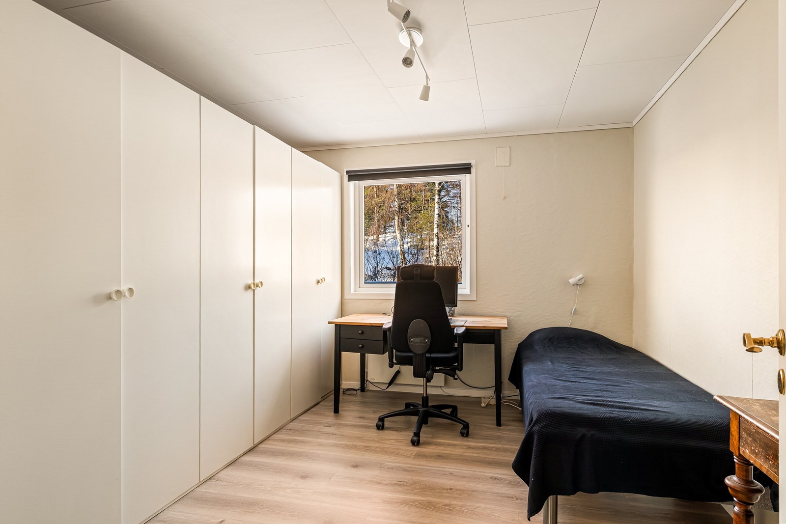 Soverom 1 i 1.etg har godt med garderobeplass Galleribilde