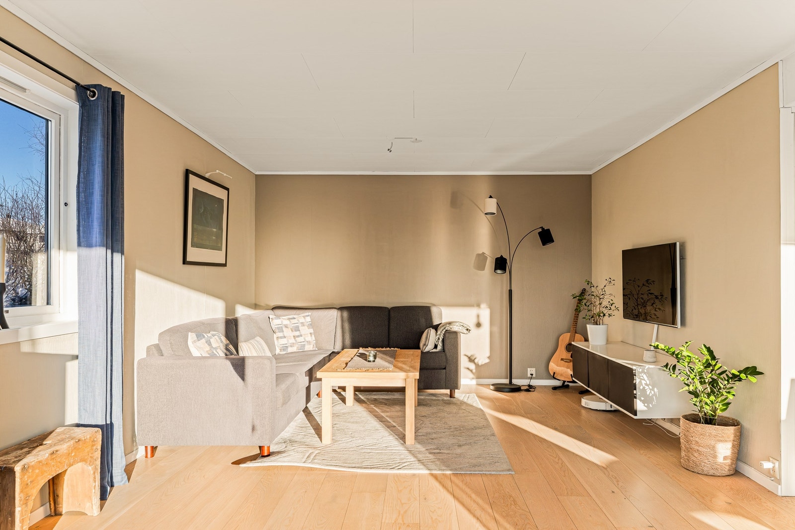 Stuen i L form gjør det lett å lage til flere soner Galleribilde