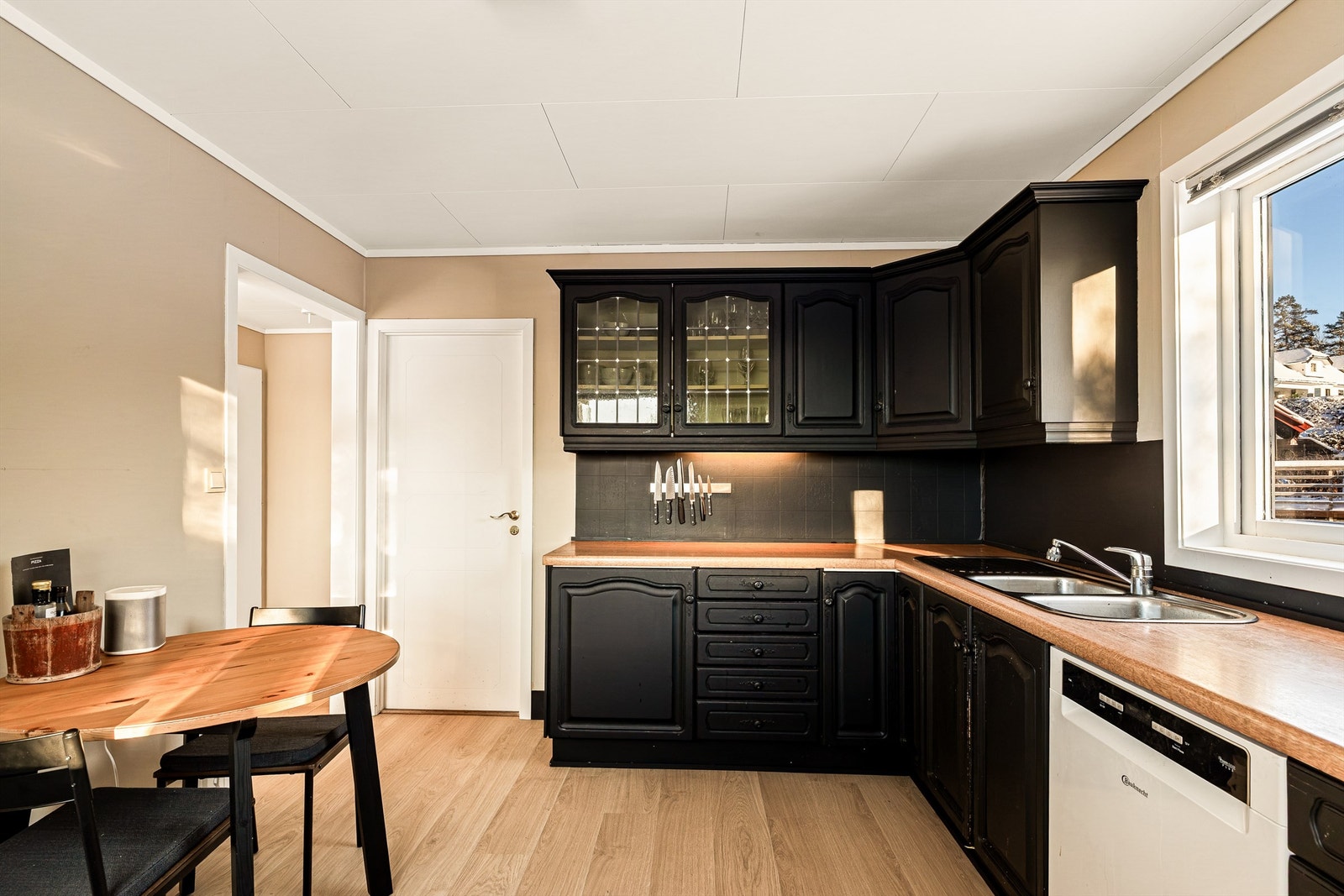 God plass er det også til spisebord på kjøkkenet samt spisskammers Galleribilde