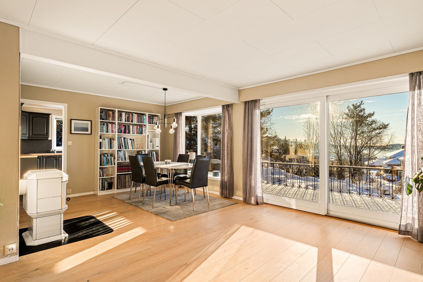 Spisestuen kan praktisk plasseres ved kjøkkenet Galleribilde