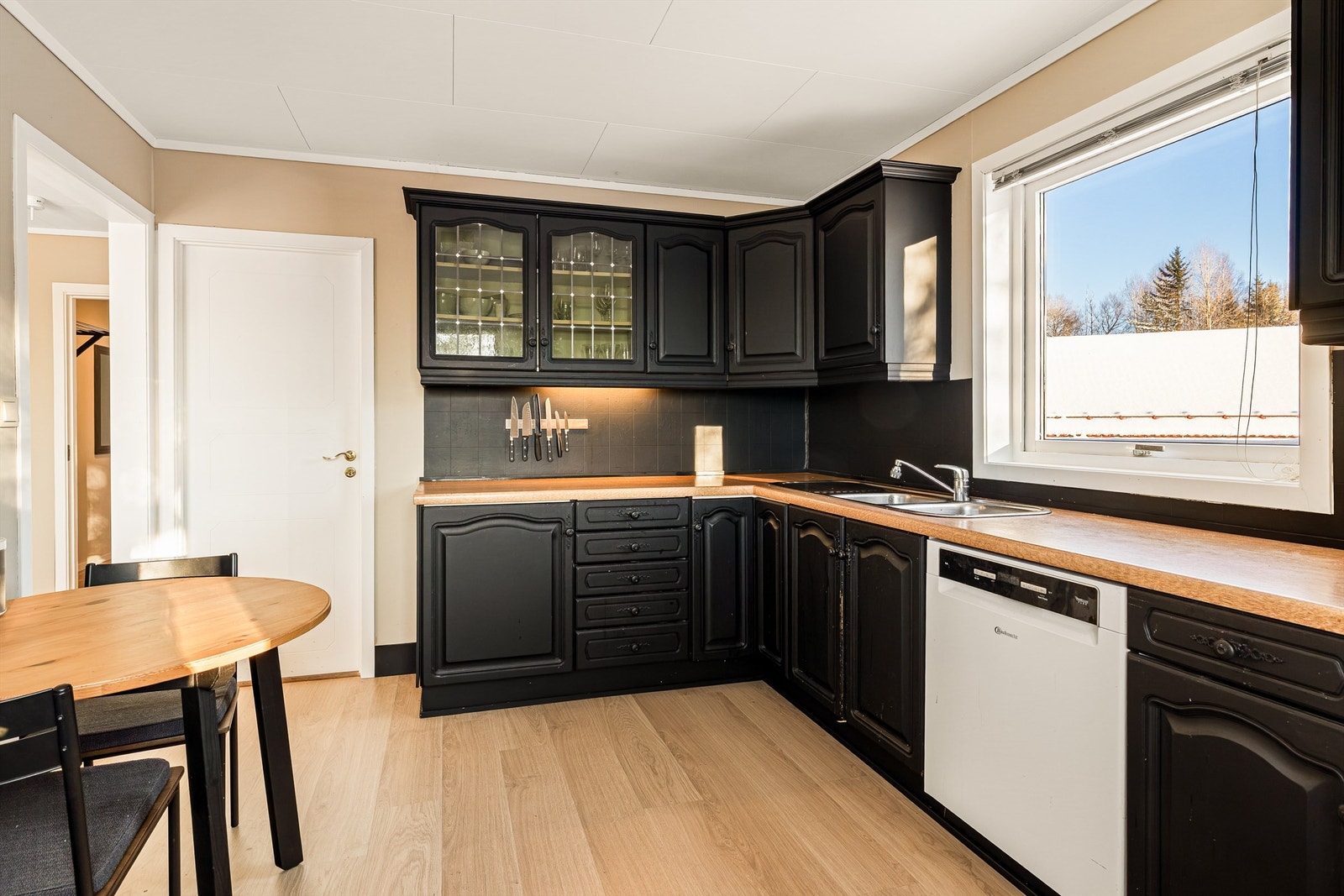 Her er det godt med både skap og benkplass Galleribilde