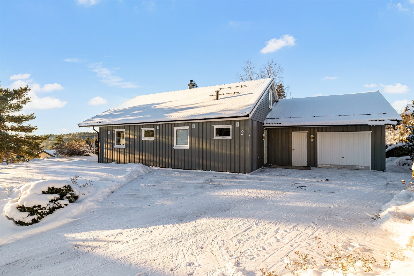 Stor gårdsplass med plass til å parkere flere biler Galleribilde