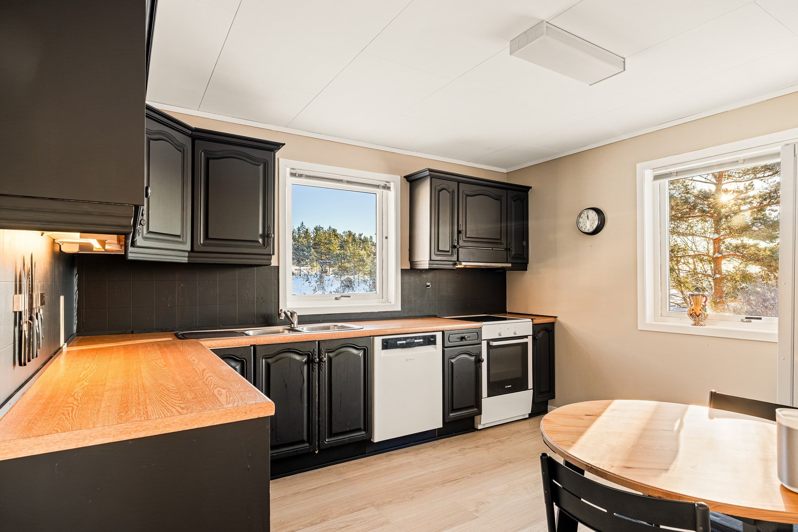 Oppmalt kjøkken i mørk utførelse og profilerte fronter Galleribilde