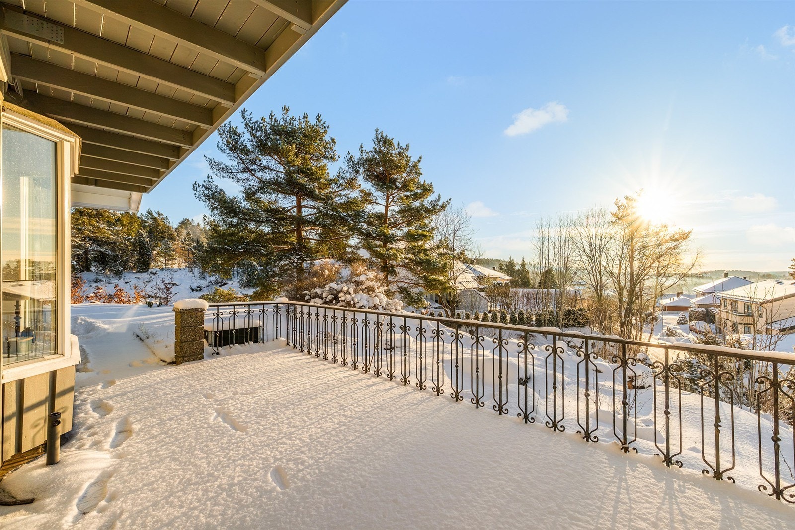 Fra terrassen har du godt med sol ut utsikt utover hele dagen og ettermiddagen Galleribilde