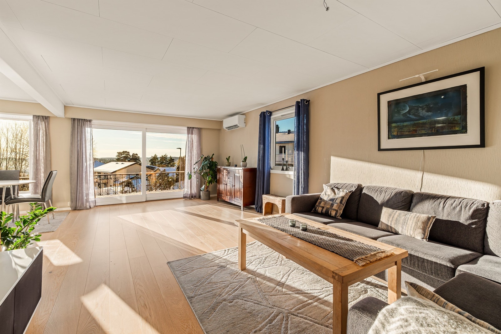 Det er store vindusflater i stuen som slipper inn godt med naturlig lys Galleribilde