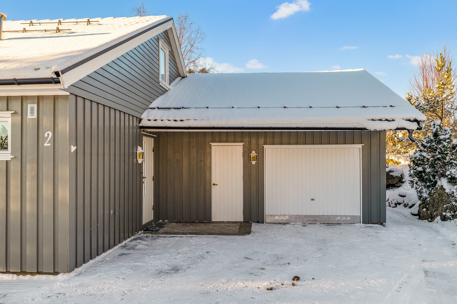 Garasjen er stor og mulighet for å sette inn dobbel port da den kan romme 2 biler Galleribilde