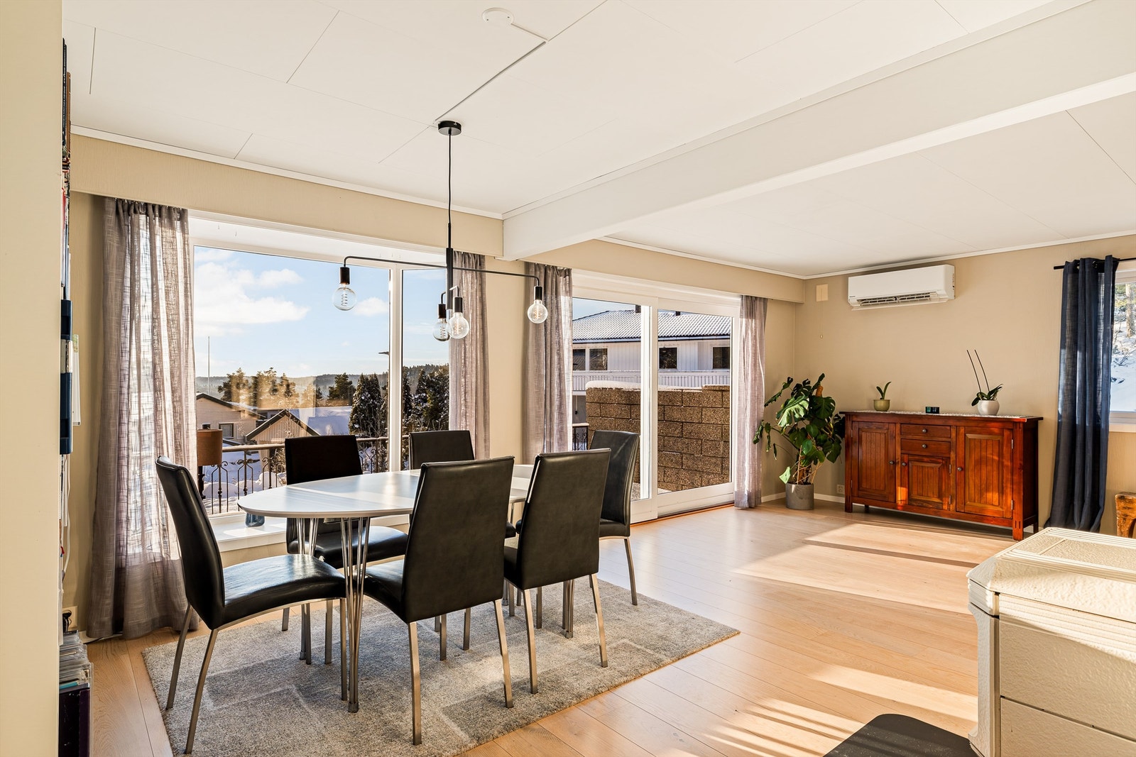 Her kan måltidene nytes til en flott utsikt Galleribilde