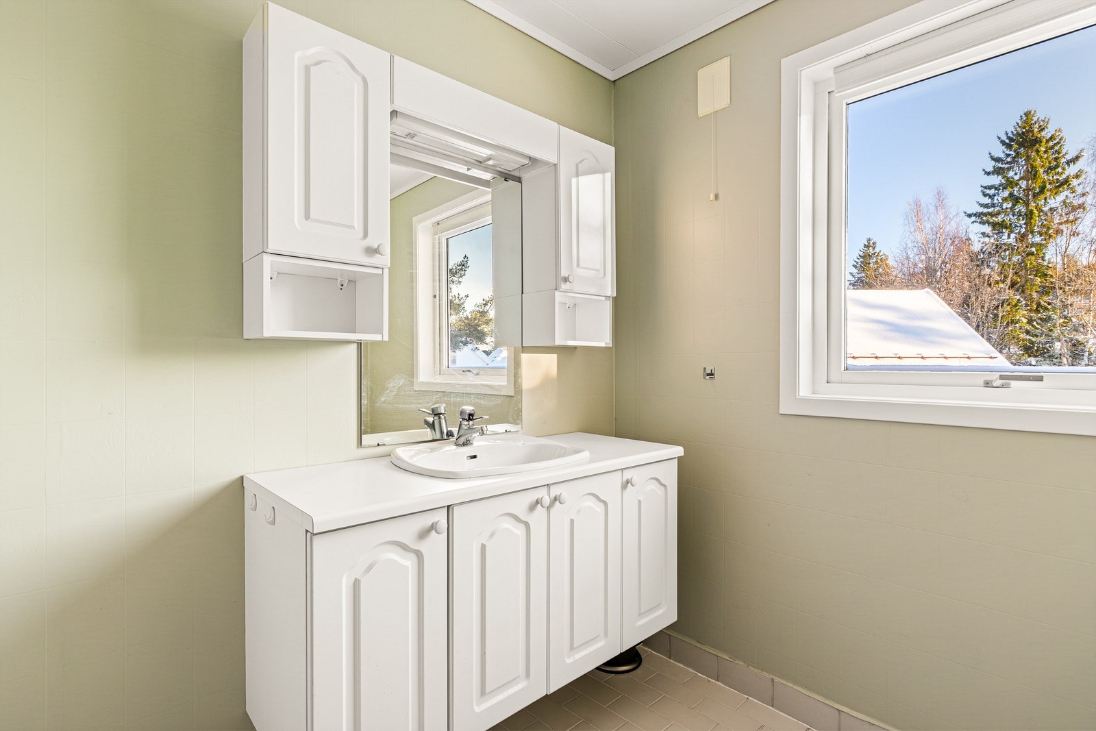 Innredningen har profilerte fronter i lys utførelse og masse lagringsplass Galleribilde