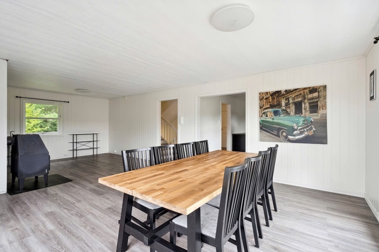 Stor stue med spisestue og plass til større sofagruppe peisen i bildet er byttet til ny. Galleribilde