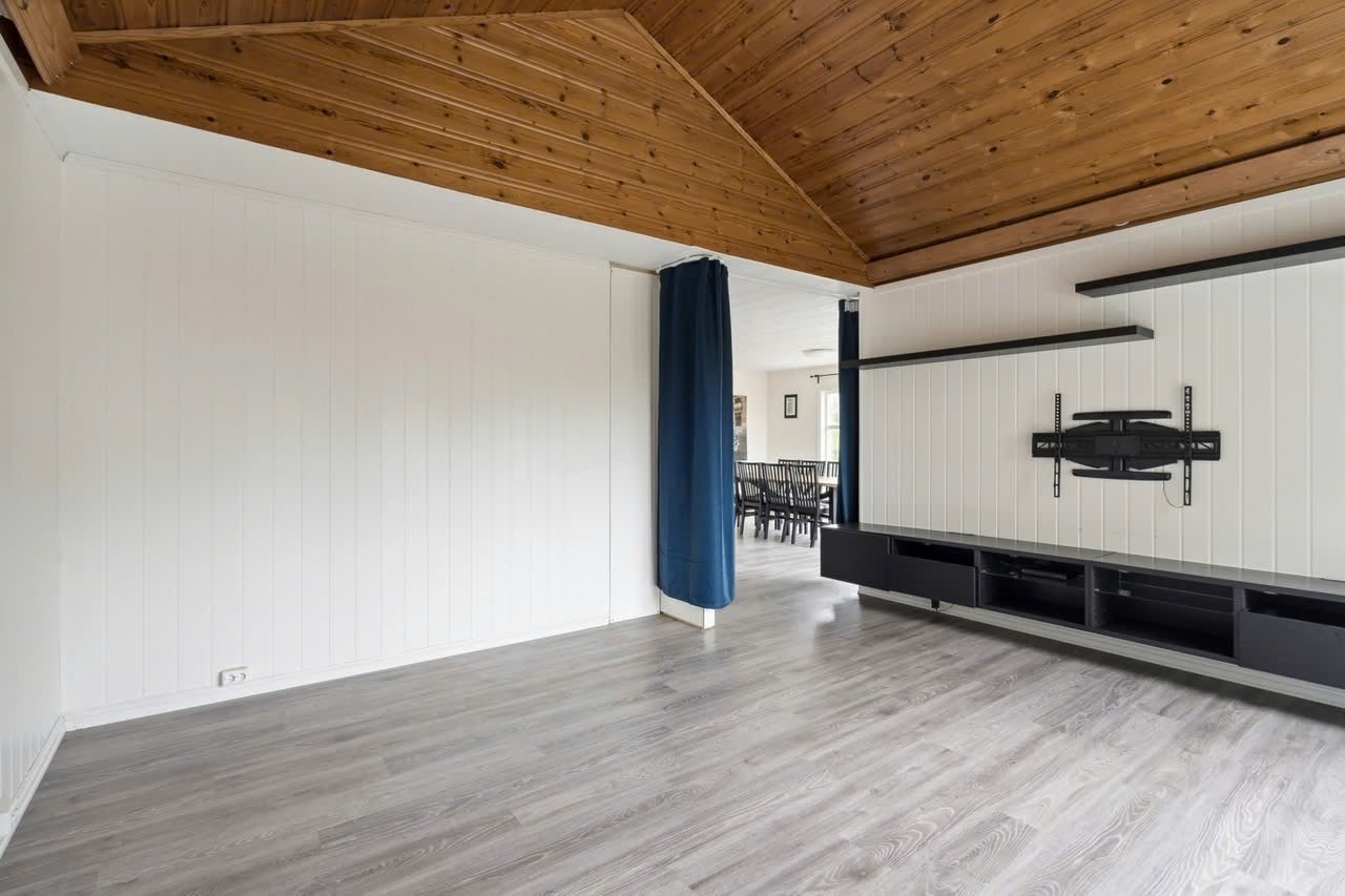 Tv-stue med plass til stor sofagruppe. Galleribilde