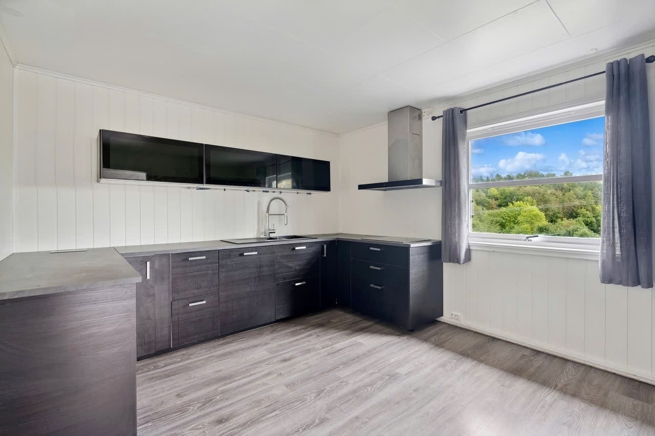 Kjøkkenet er stort med mye skap- og benkeplass. Galleribilde