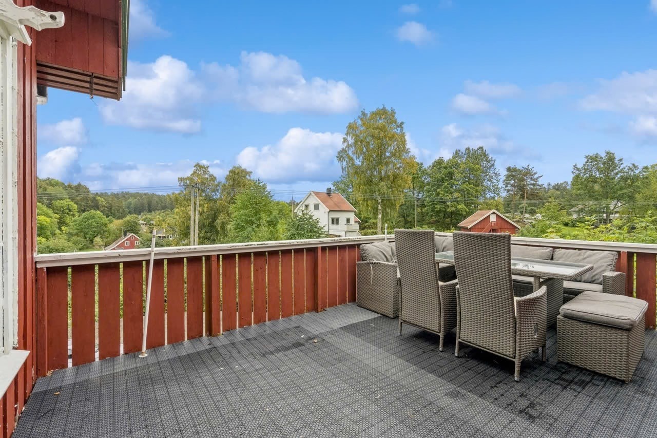 Utsikt med lite til ingen innsyn. Fra terrassen har man adkomst til stue og hage på baksiden av huset. Galleribilde