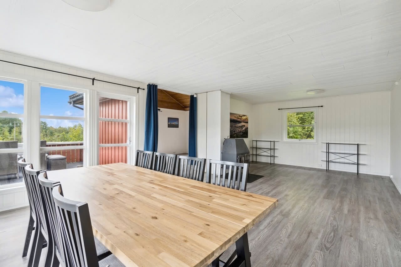 Store vinduer gir godt med lys og en god romfølese. Galleribilde