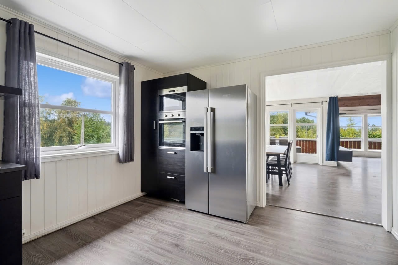 Svært tiltalende kjøkken med dobbel døråpning til stue og spisesstue. Galleribilde