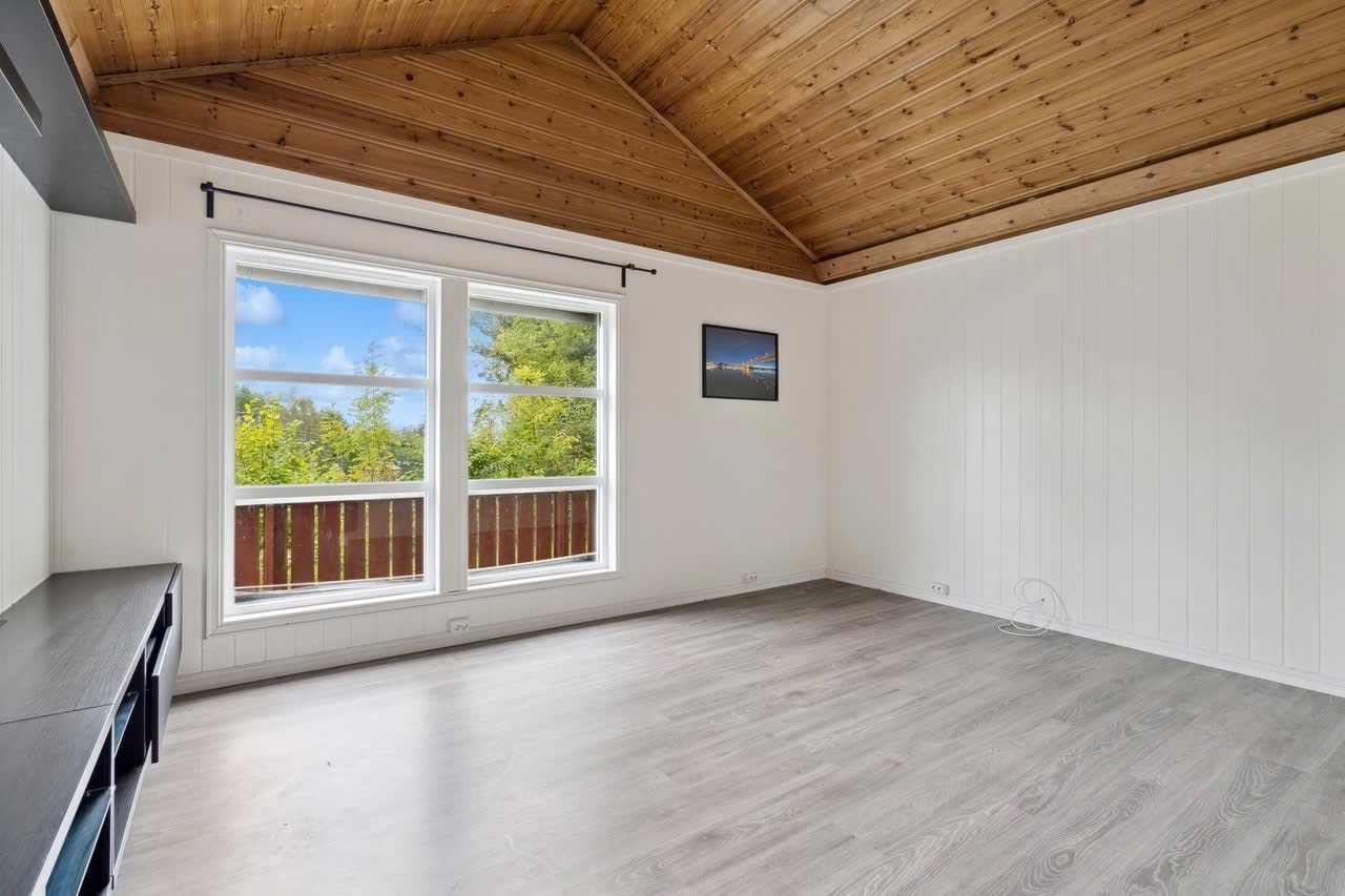 God takhøyde i tvstuen gir en ekstra romslig følelse. Galleribilde