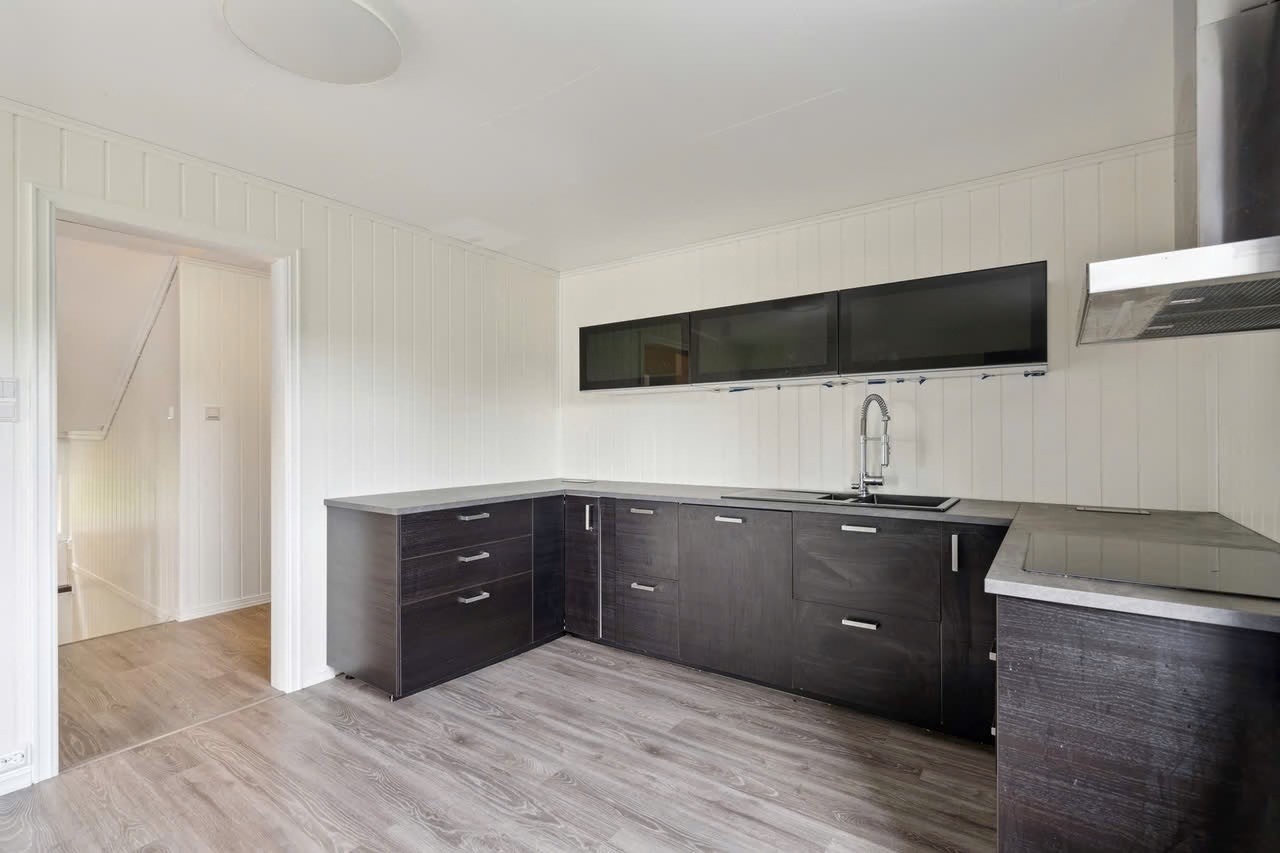 Nyere og oppusset kjøkken med nye gulv, nye vegger ny kjøkkeninnredning og nye hvitevarer. Galleribilde