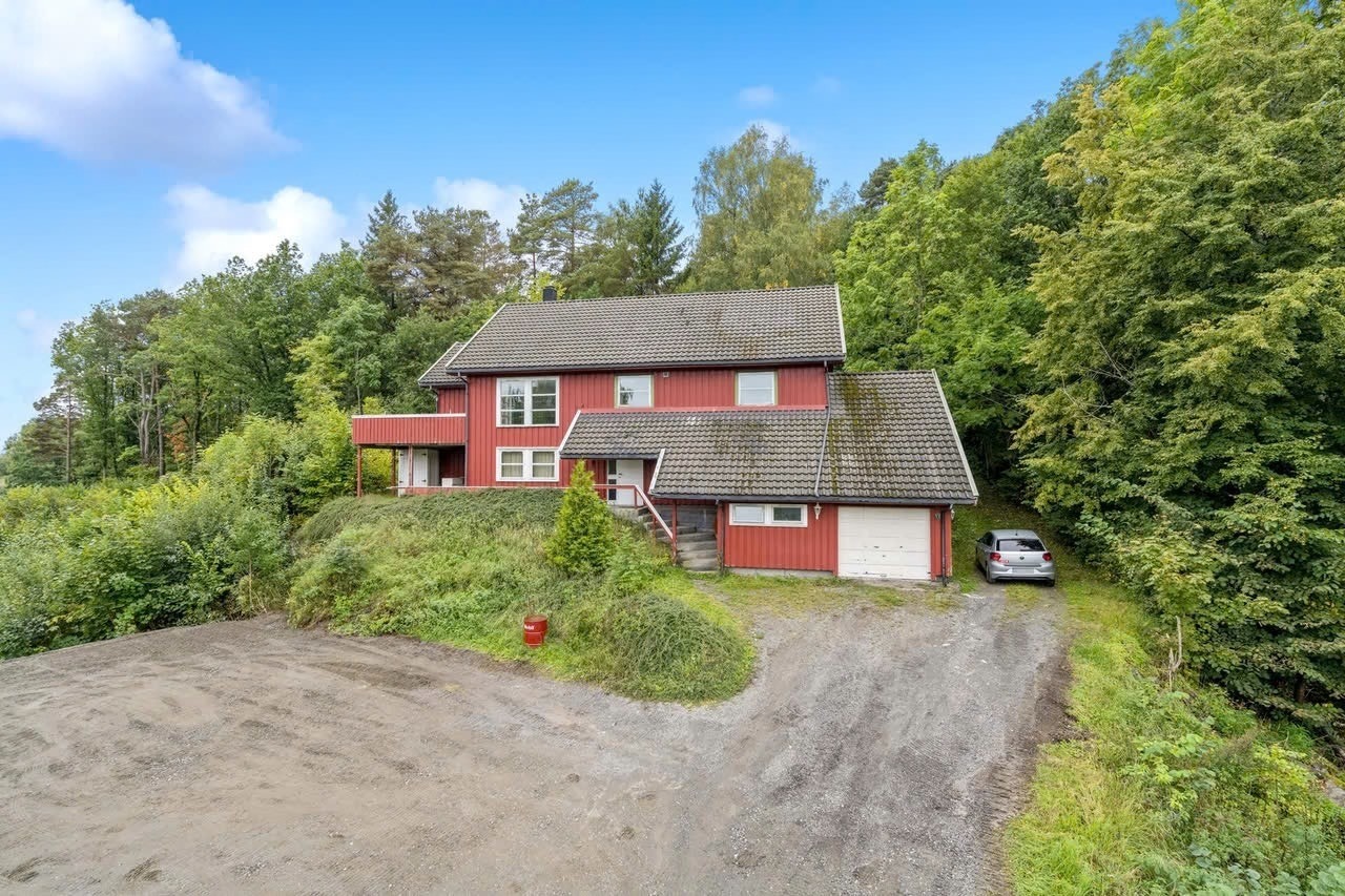 Et stort hus med 2 hybler og hoveddel. Her er det hoveddel som leies ut. Galleribilde