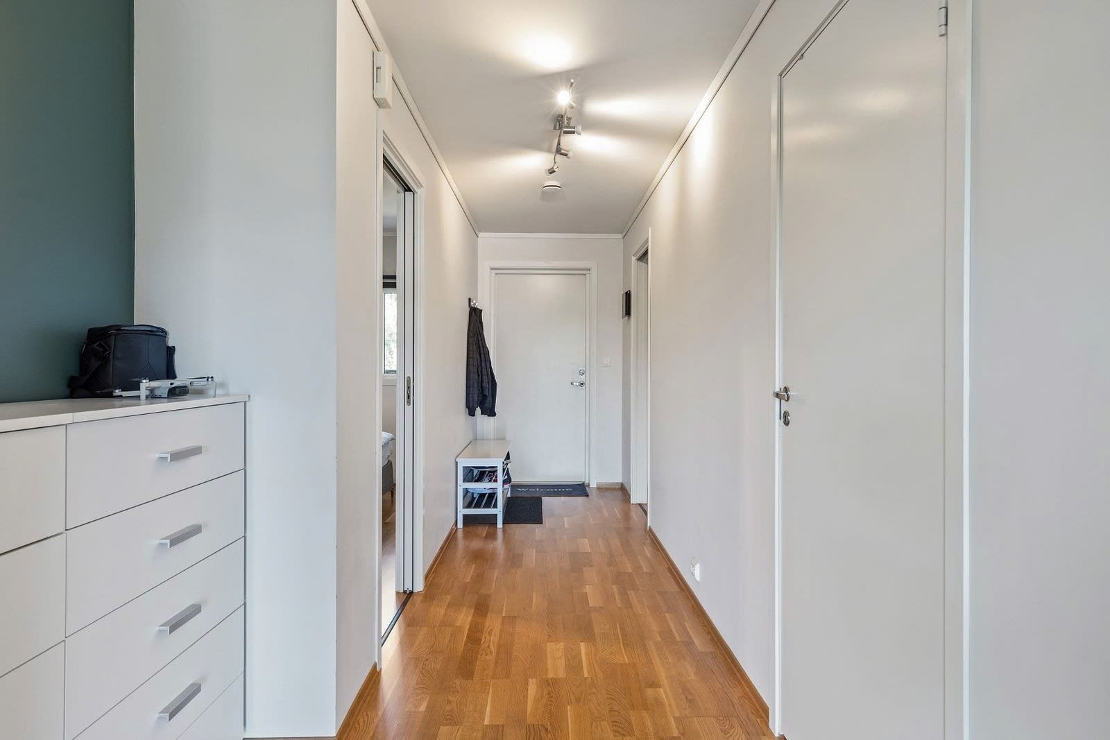 Hyggelig entre med plass til oppheng av yttertøy og sko. Galleribilde