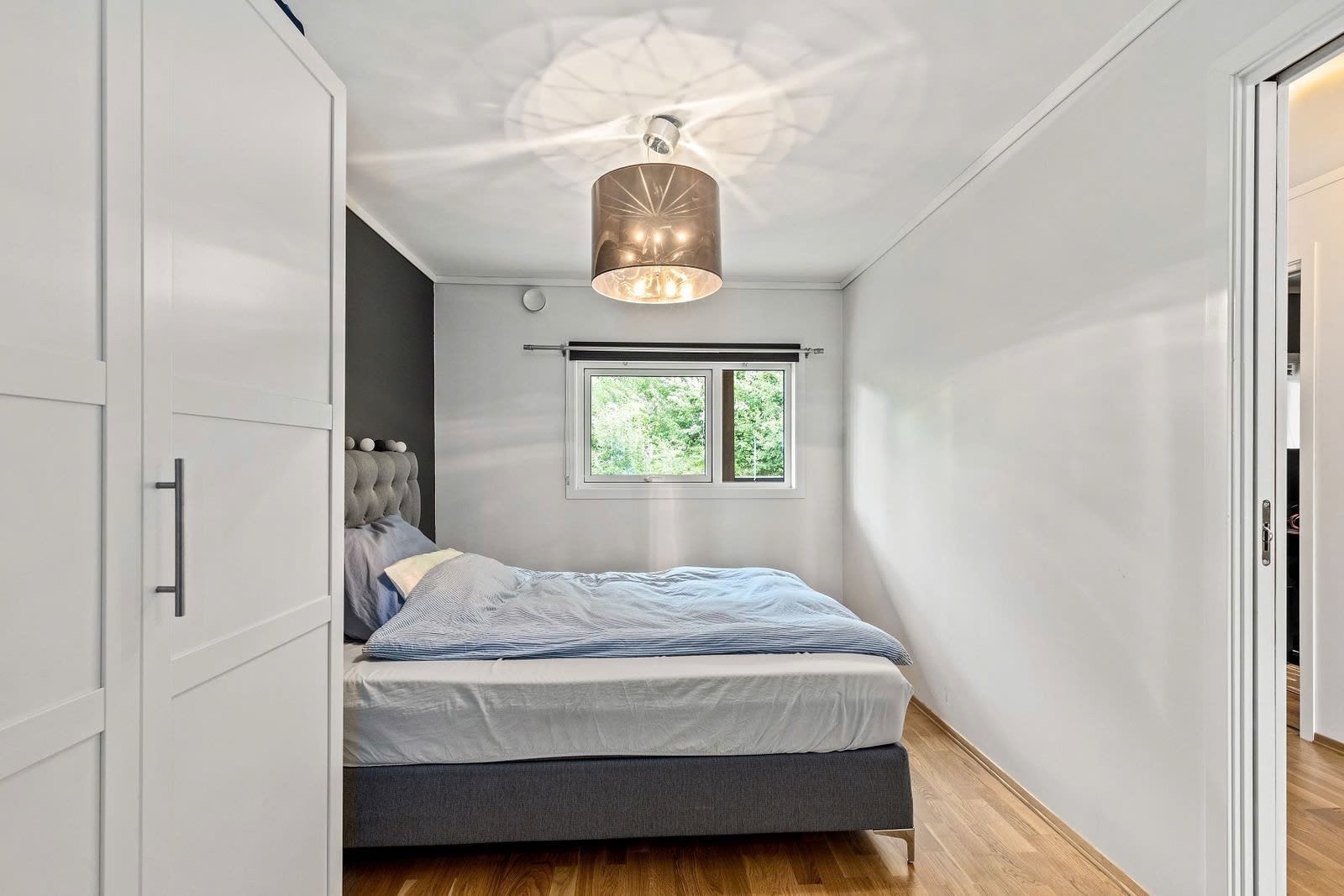 Soverommet er svært romslig og har et stort garderobeskap og ellers god plass til en dobbeltseng. Galleribilde