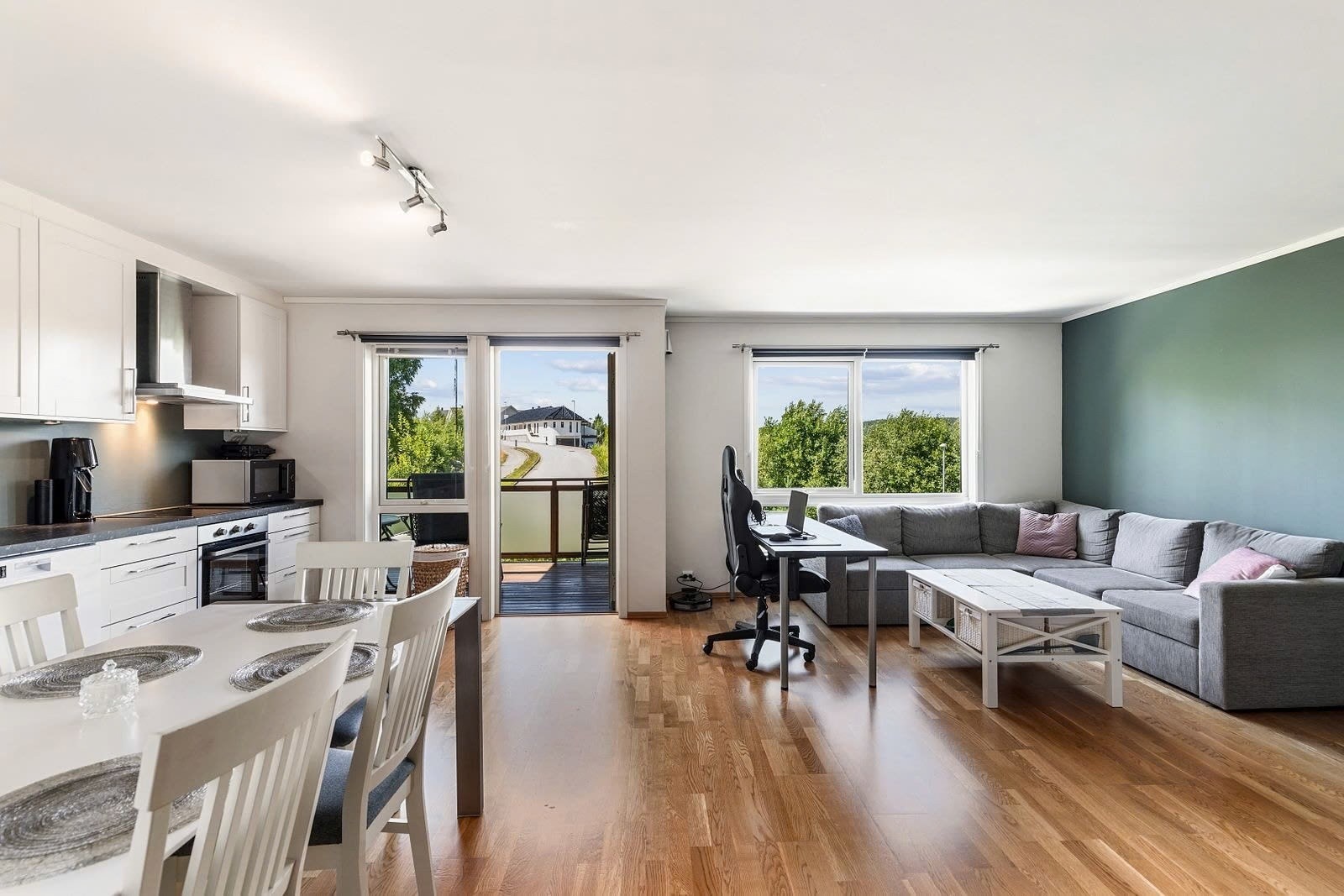 Her er god det plass til spisebord med tilhørende stoler og god plass til sofagruppe. Galleribilde