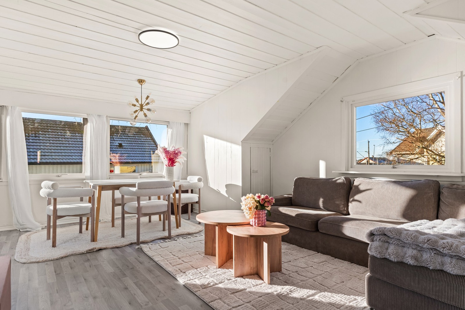 I stuen er det lysinnslipp fra flere sider. Galleribilde