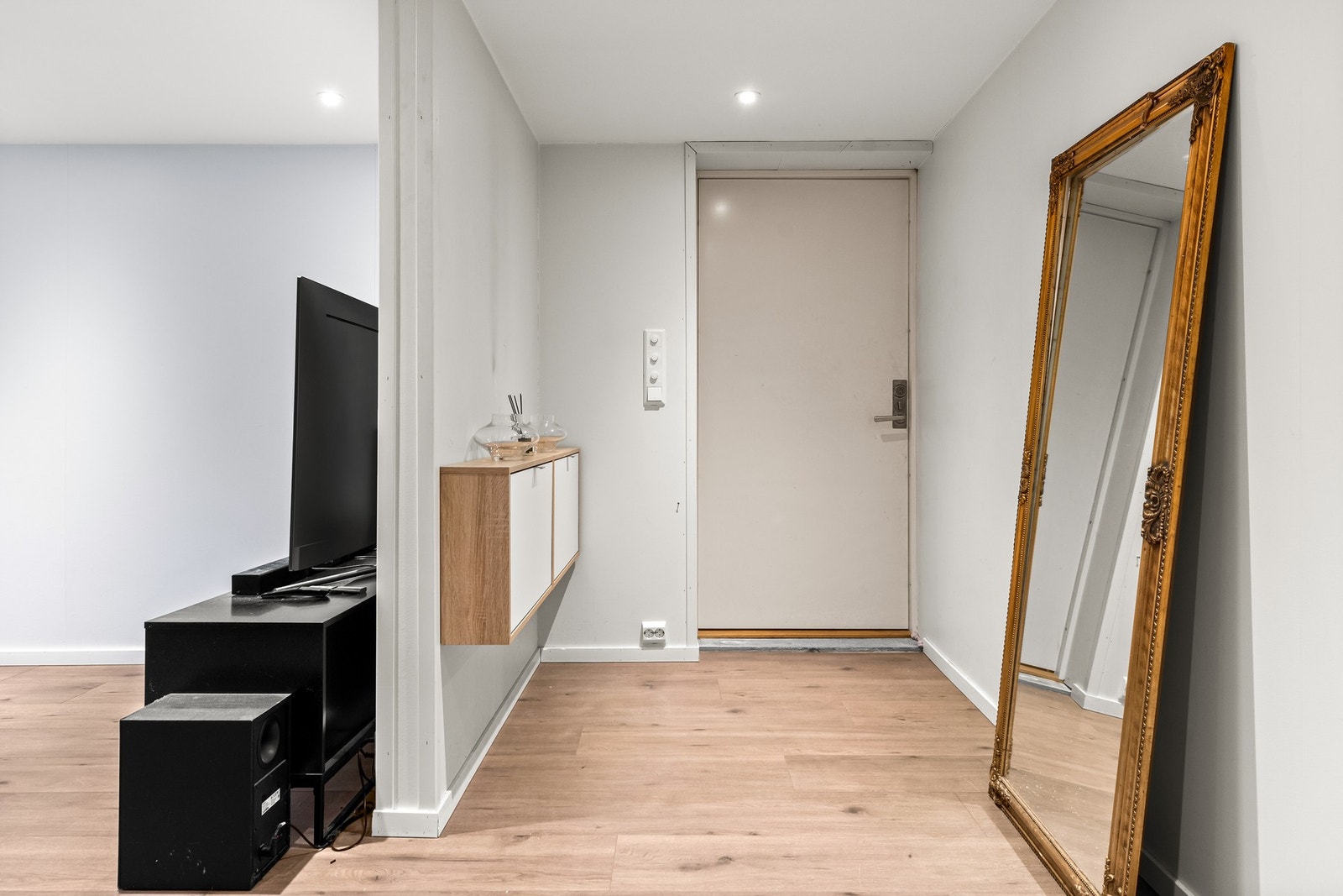 Lys og romslig entré. Galleribilde