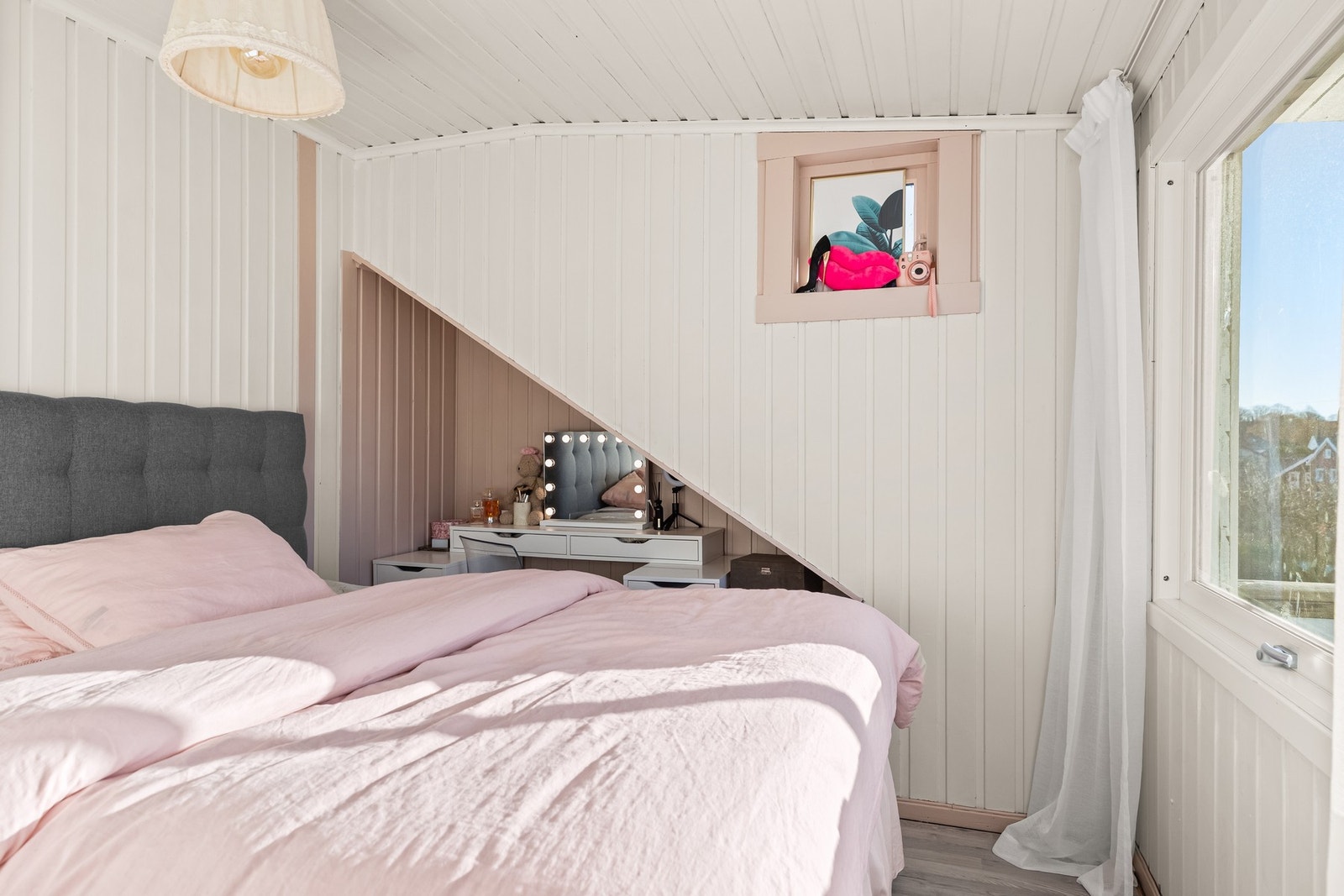 Romslig soverom med god plass til dobbeltseng. Galleribilde