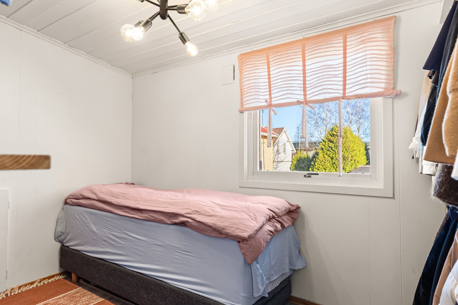 Soverom 2 er lyst og romslig. Galleribilde