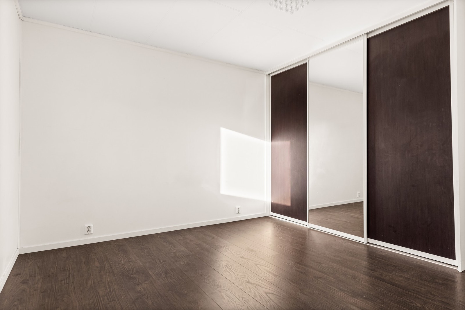 Det er god plass til stort garderobeskap. Galleribilde