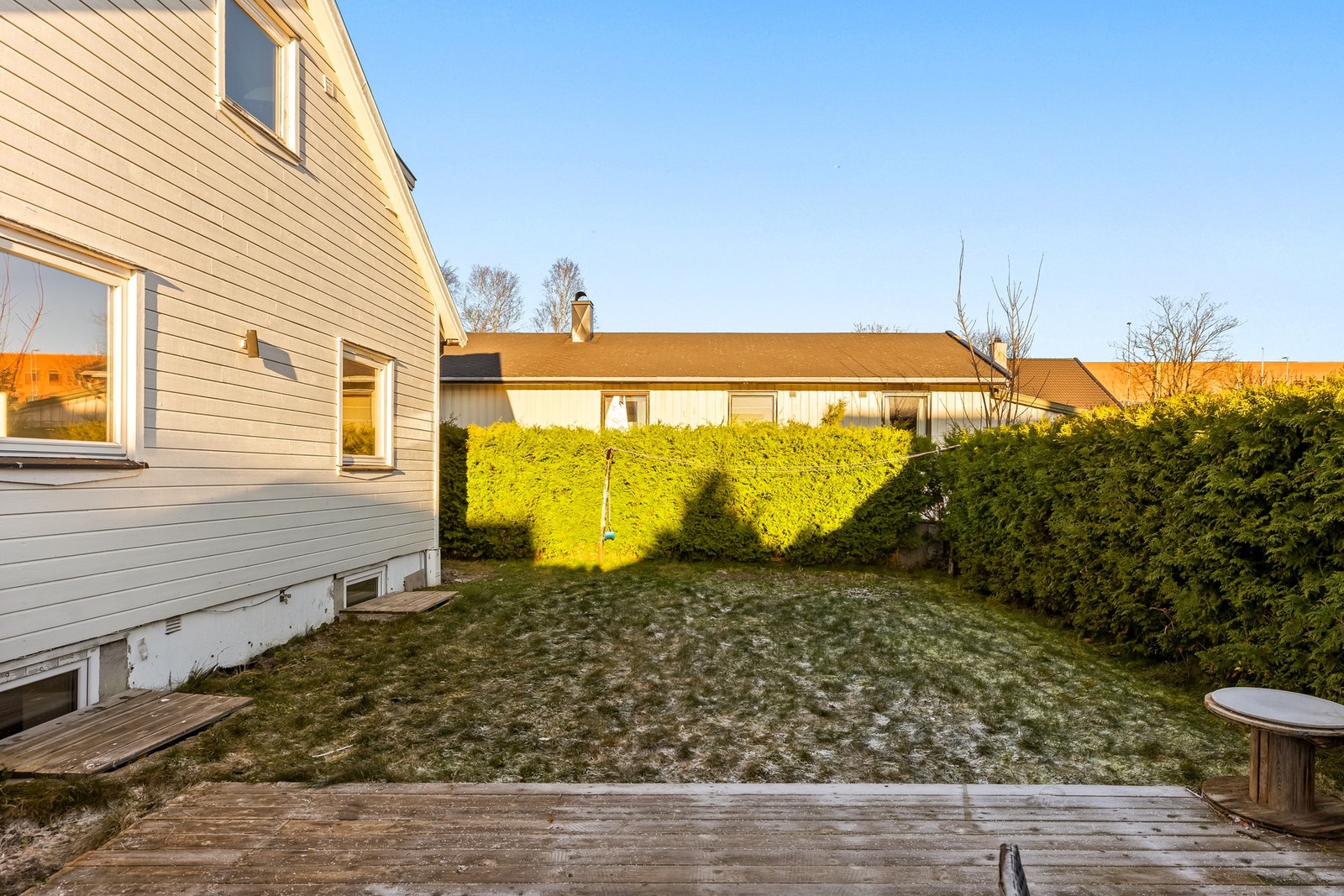 Hagen er godt skjermet med hekk. Galleribilde