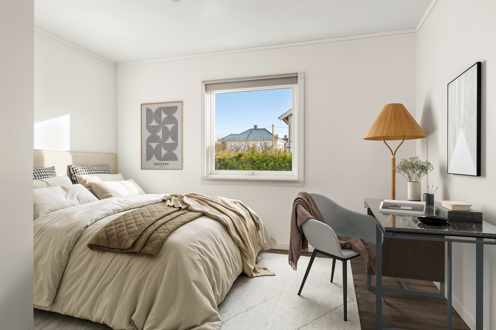 Soverom 1 er lyst og romslig med god plass til dobbeltseng. Bilde med digital styling. Galleribilde