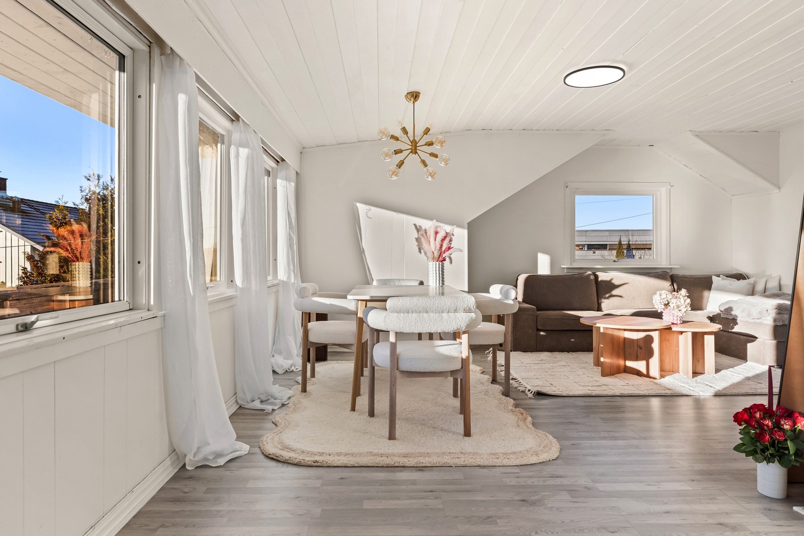 Stuens gode utforming gjør det enkelt å dele opp i ulike soner. Galleribilde