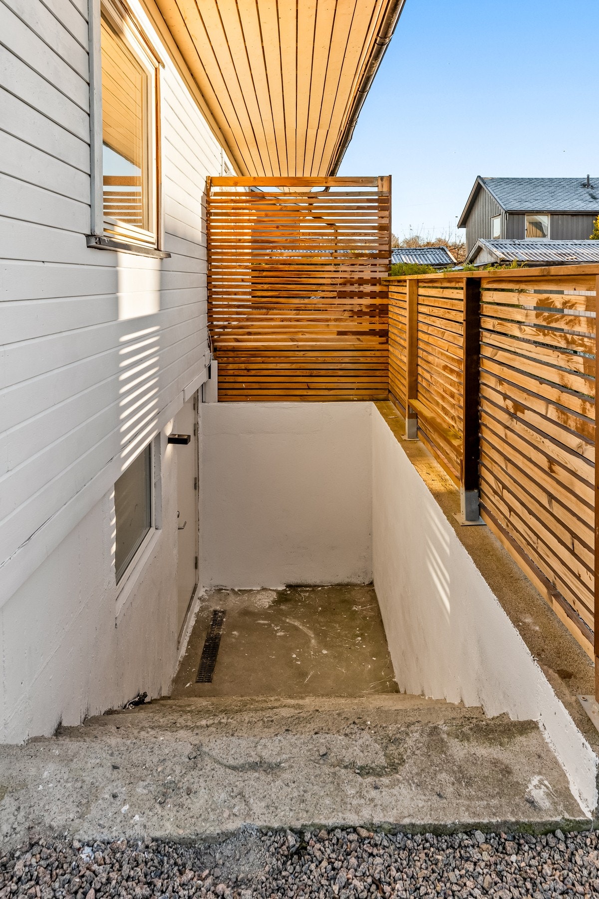 Kjelleren har både utvendig adkomst, samt innvendig trapp til 1. etasje. Galleribilde