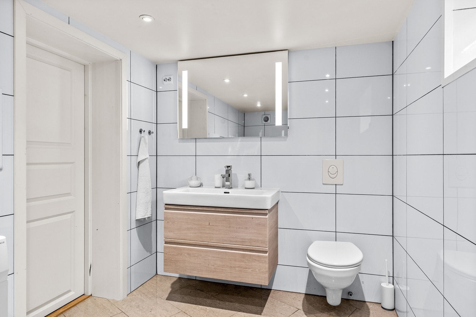 Godt med oppbevaringsplass i servantskap. Galleribilde