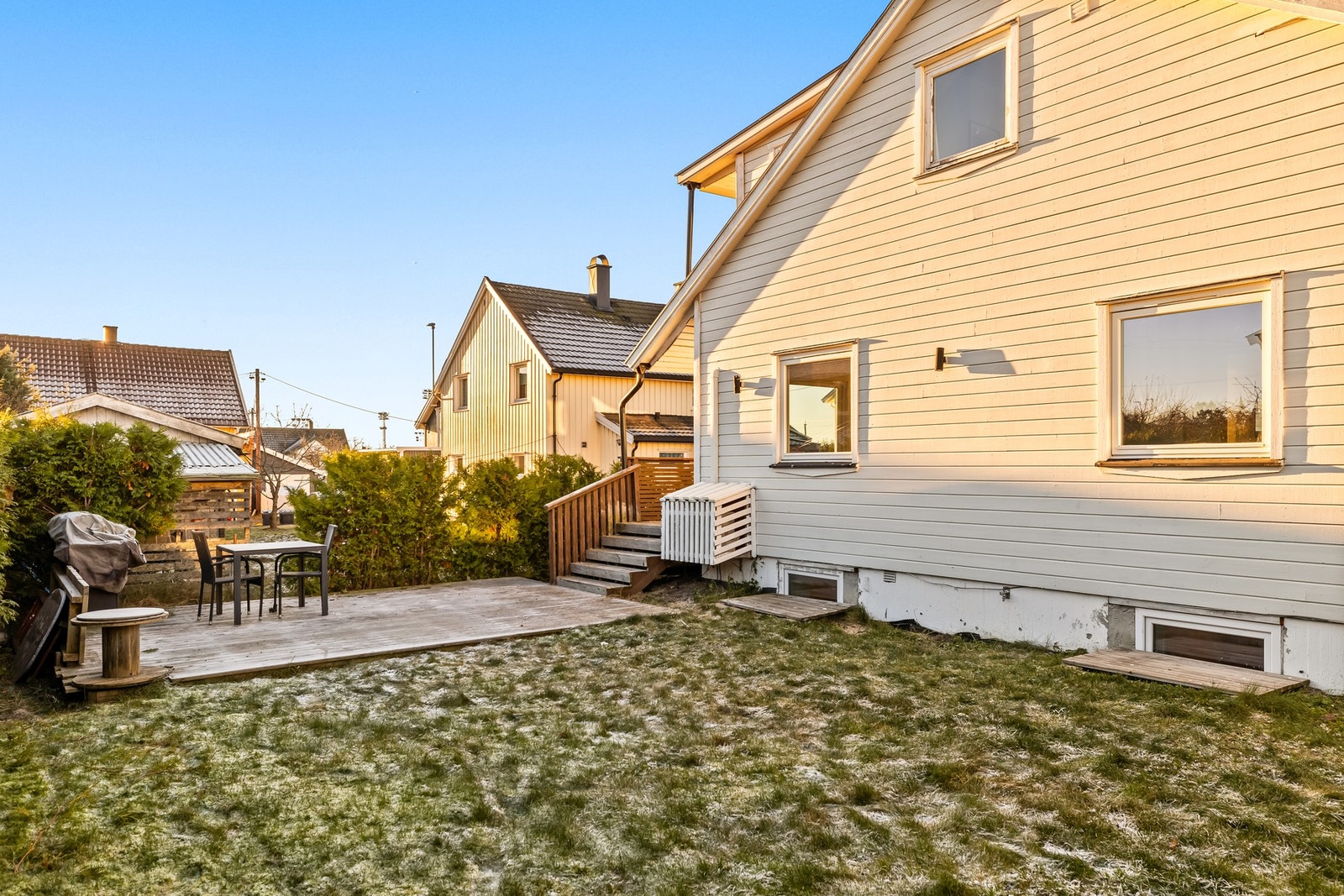 En sjarmerende bolig over 3 plan i et hyggelig og barnevennlig boligområde. Galleribilde