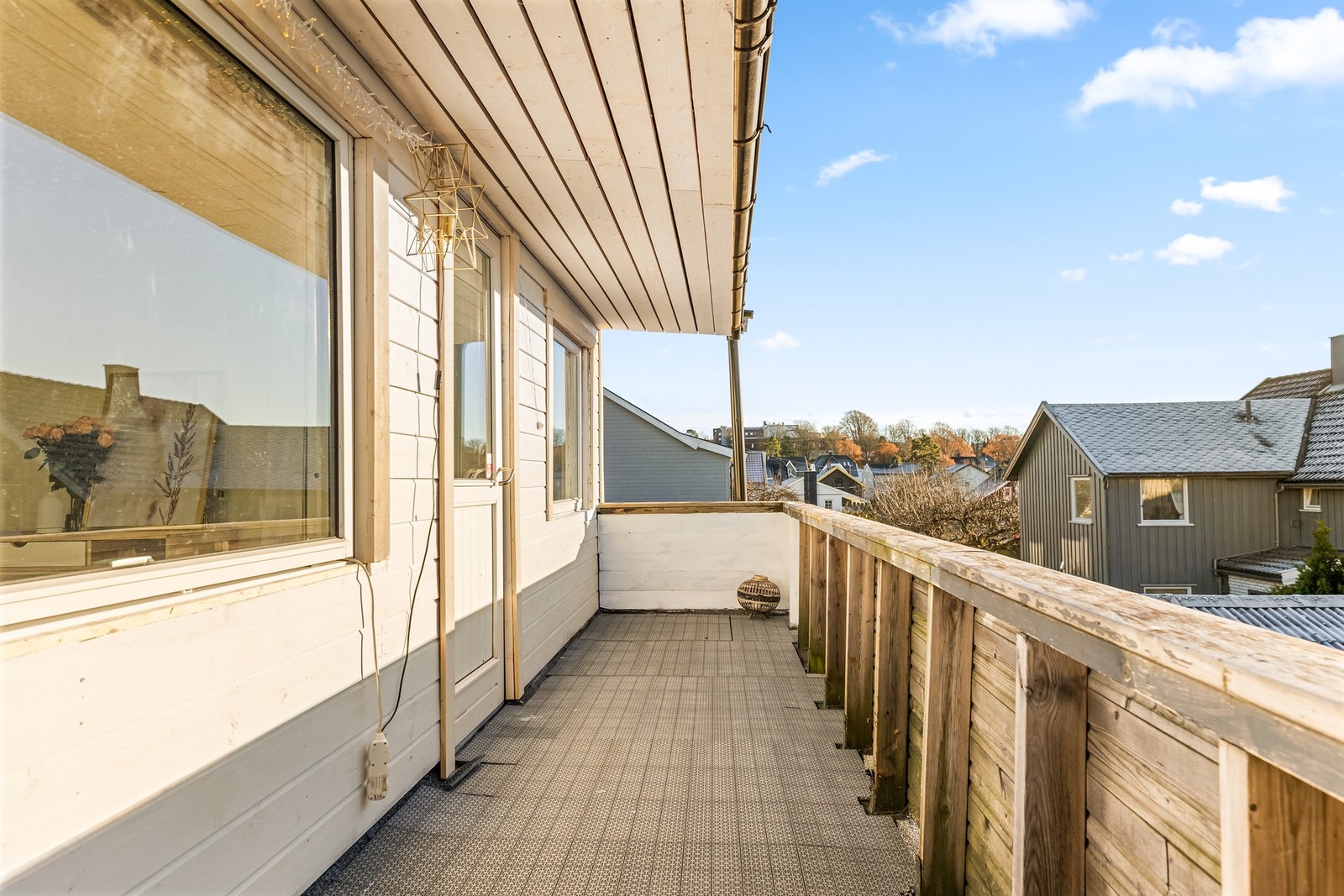 Fra stuen er det utgang til balkong. Galleribilde