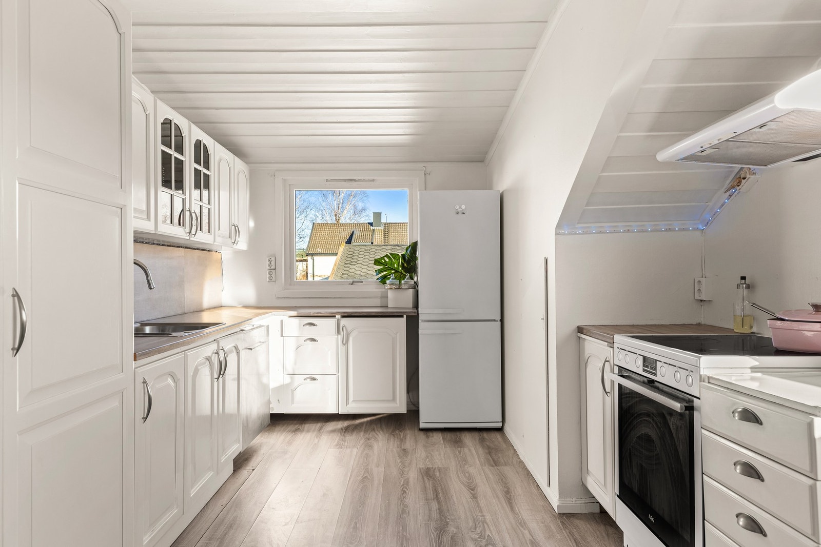 Svært romslig kjøkken i separat rom. Galleribilde