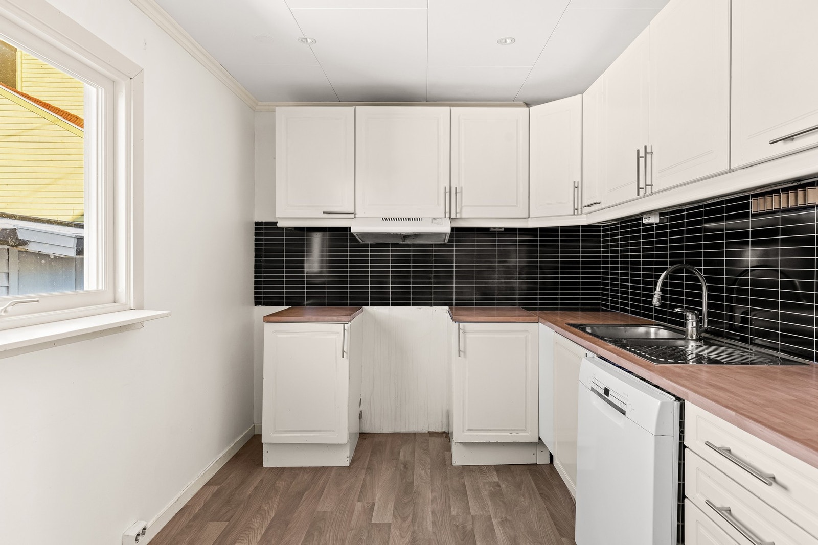 Romslig kjøkken i separat rom. Galleribilde