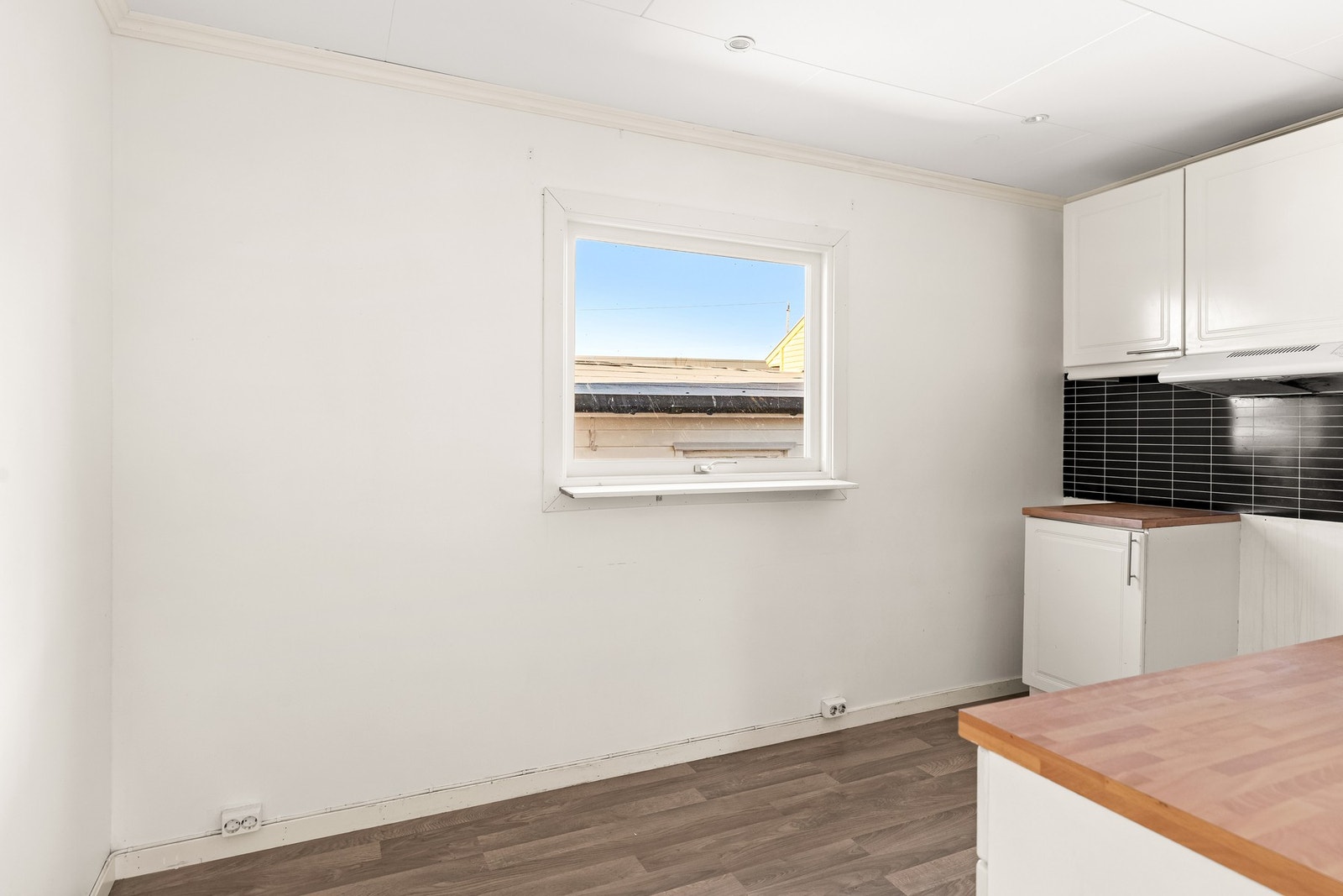 Det er plass til spisebord på kjøkkenet. Galleribilde