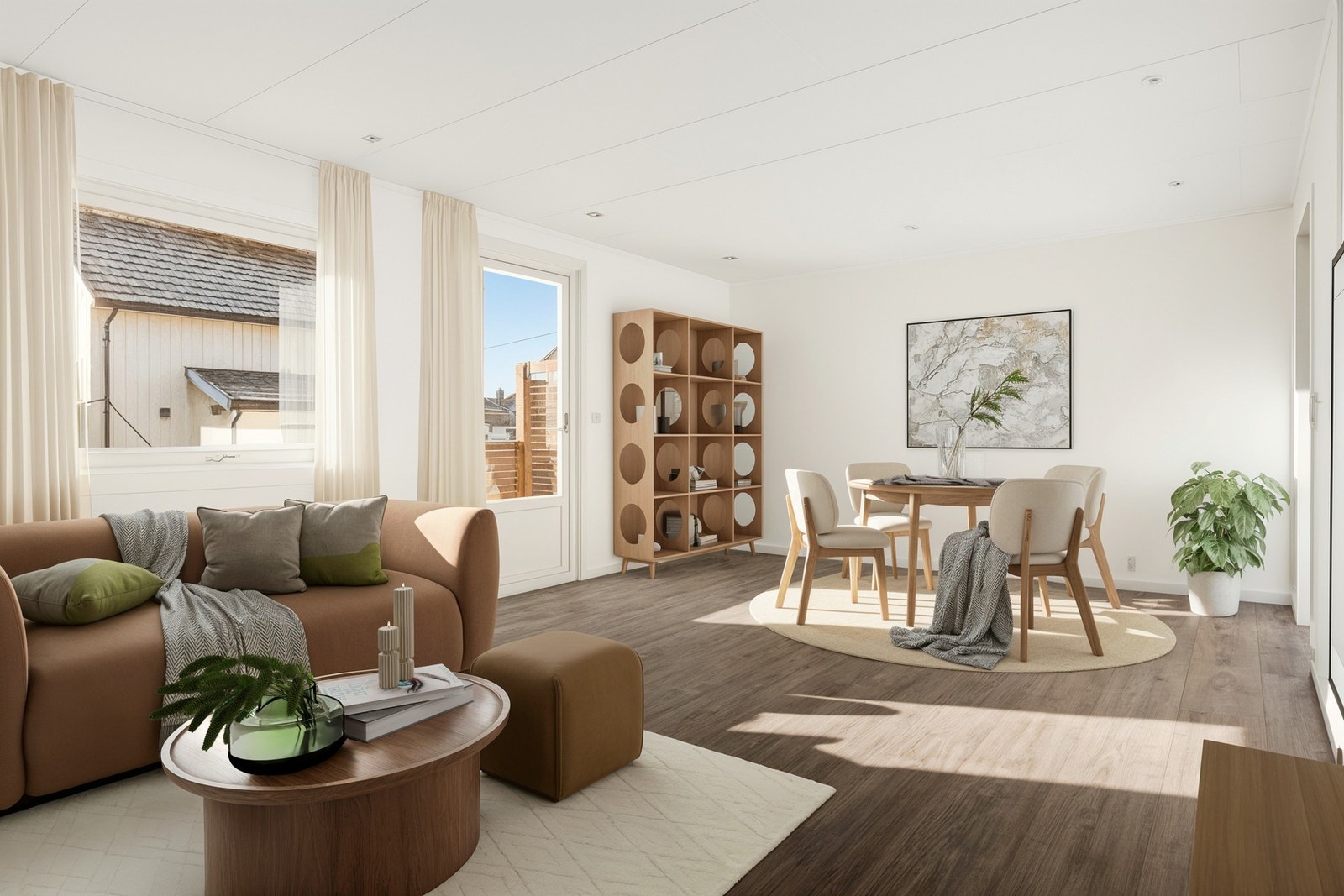 Romslig og luftig stue med gode vindusflater. Bilde med digital styling. Galleribilde