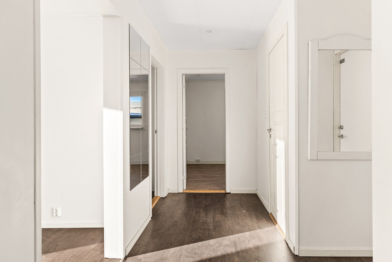 Gangen binder alle rommene fint sammen og skaper en god flyt gjennom 1. etasje. Galleribilde