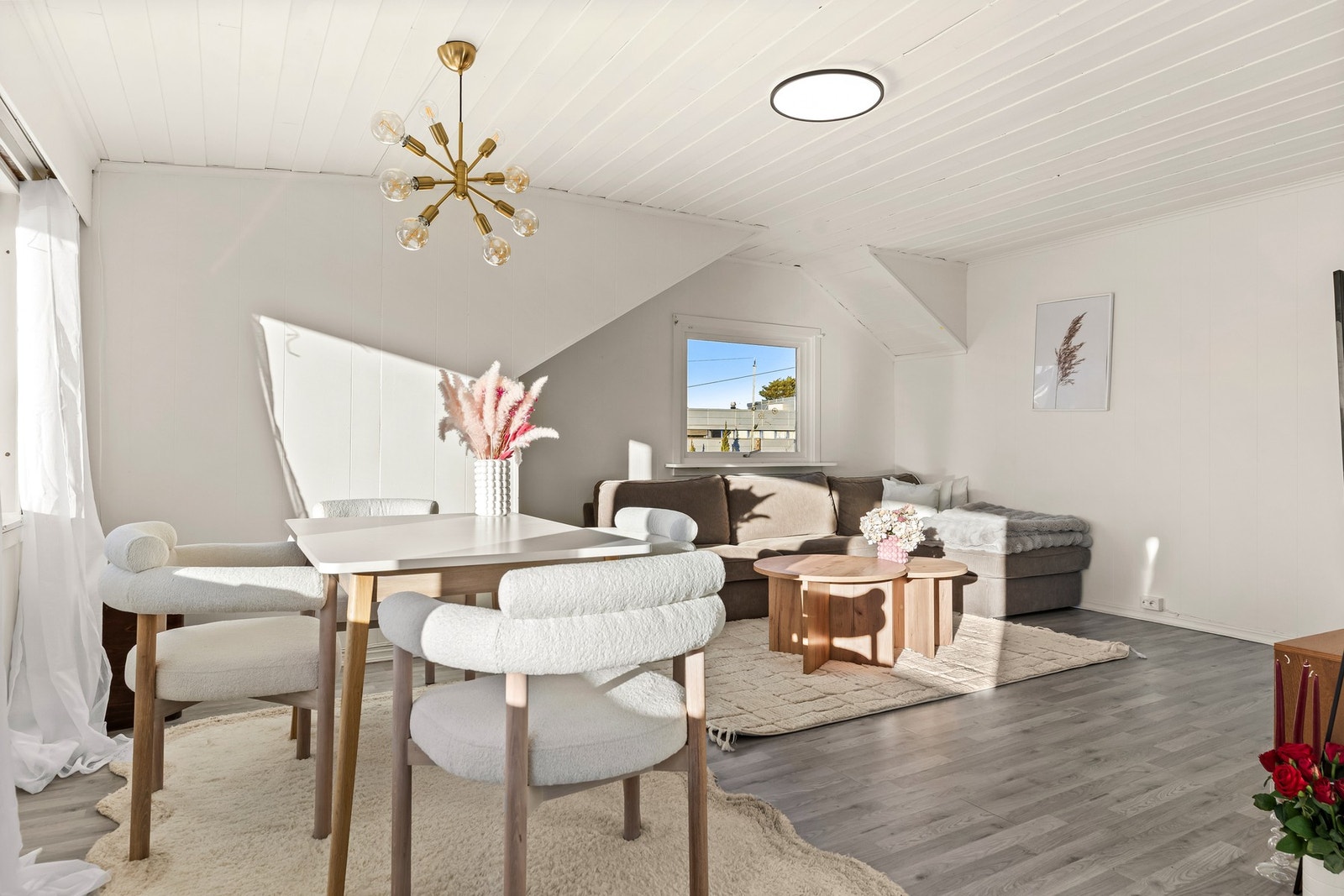 God plass til både spisebord og sofagruppe. Galleribilde